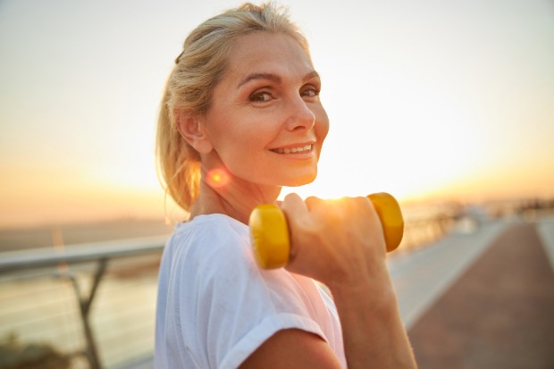 Frau hält eine Hantel in der Hand | Credit: iStock.com/yacobchuk
