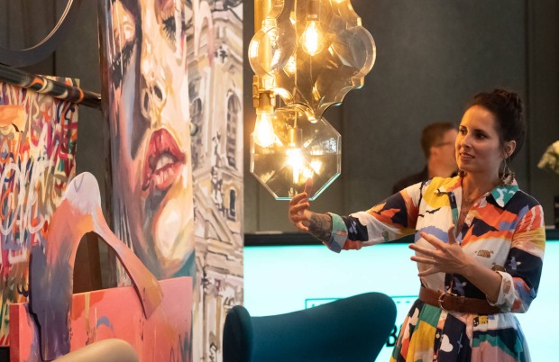 Künstlerin Carola Deutsch im Motel One Graz