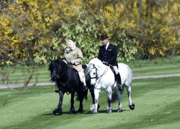 Queen und Prinz Philip bei einem Ausritt