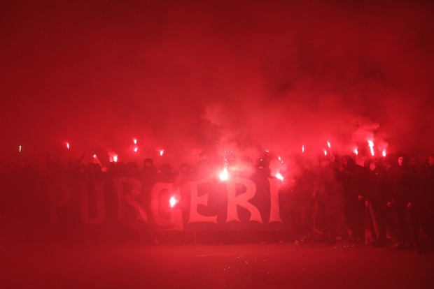 Hooligans, die in den Rauchschwaden unzähliger Bengalos verschwinden.