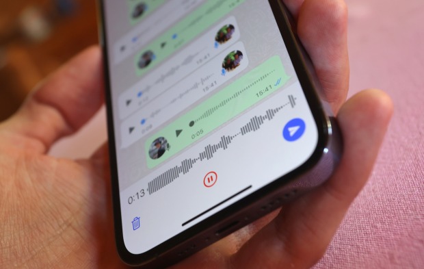 WhatsApp Sprachnachrichten auf einen Handy. | Credit: Karl-Josef Hildenbrand / dpa / picturedesk.com