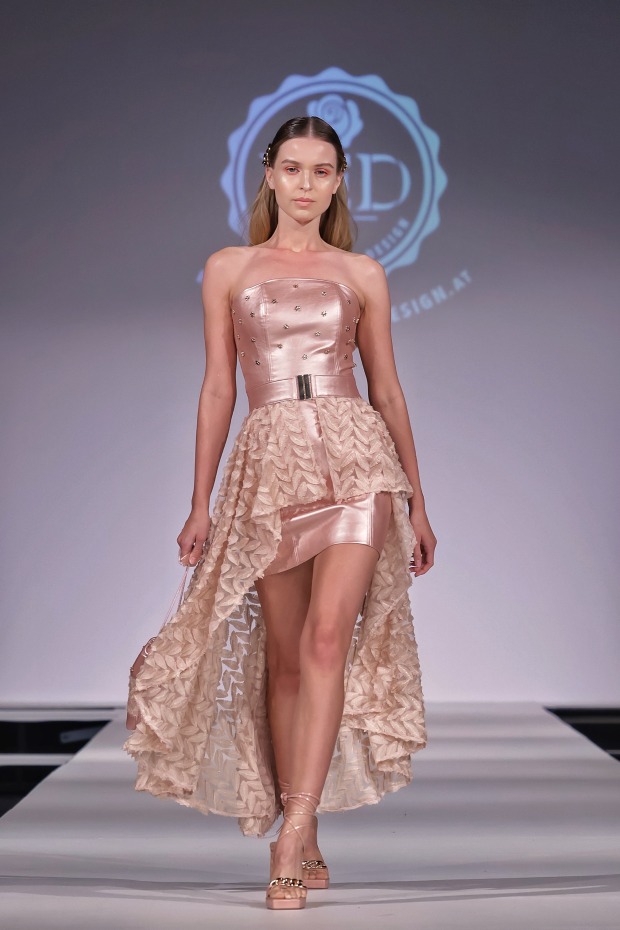 Model im Kleid auf dem Laufsteg