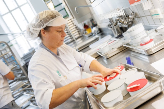 Mitarbeiter in Krankenhaus-Küche