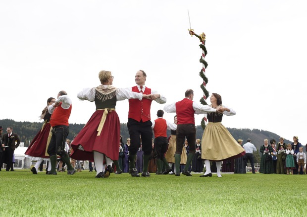 Eine Gruppe von Menschen tanzt einen Volkstanz in Tracht