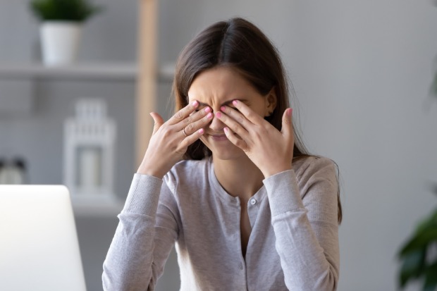 Frau reibt sich die Augen | Credit: iStock.com/fizkes