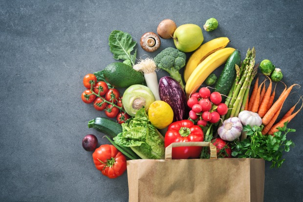 Eine bunte Palette unterschiedlicher Obst- und Gemüsesorten in einer Papiertüte