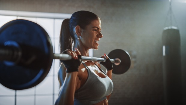 Frau trainiert mit Langhantel | Credit: iStock.com/gorodenkoff