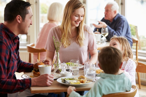 Familie isst gemeinsam im Restaurant | Credit: iStock.com/monkeybusinessimages