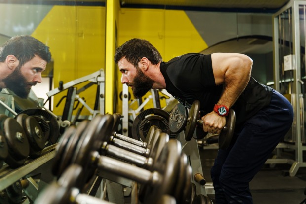 Mann trainiert vor Spiegel | Credit: iStock.com/Miljan Živković
