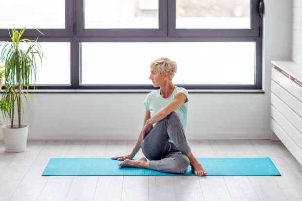 Frau macht Yoga | Credit: iStock.com/puckons