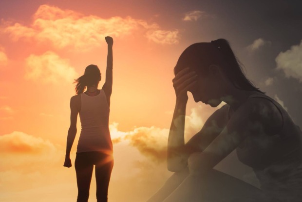 Junge Frau - einmal nachdenklich, einmal aufrecht in Siegerinnenpose | Credit: iStock.com/kieferpix