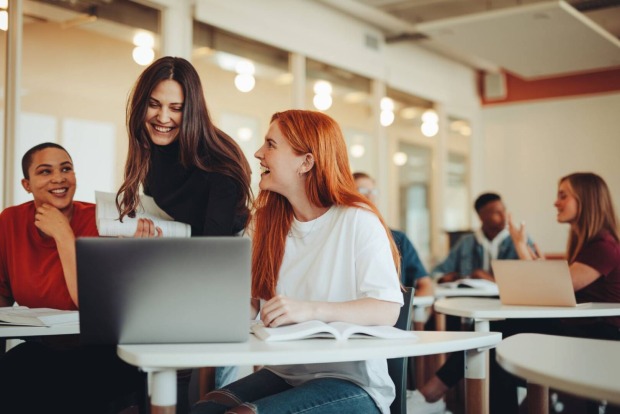 Junge Menschen bei einem Sprachkurs | Credit: iStock.com/jacoblund