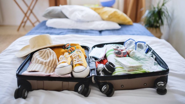 Kleiner gepackter Handkoffer | Credit: iStock.com/Halfpoint