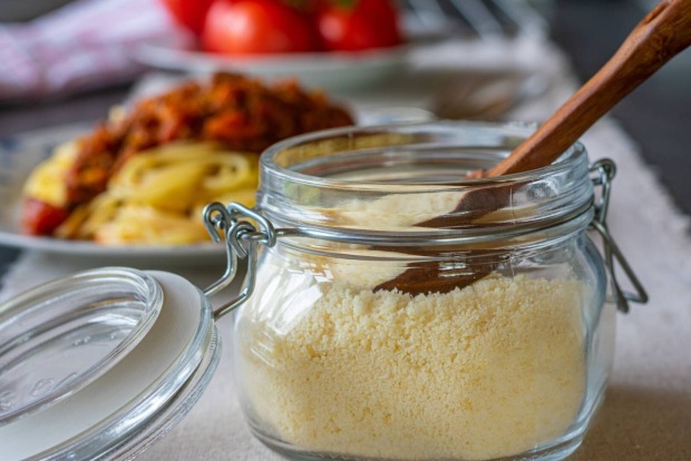 Ein Glas Parmesan | Credit: iStock.com/Angelika Heine