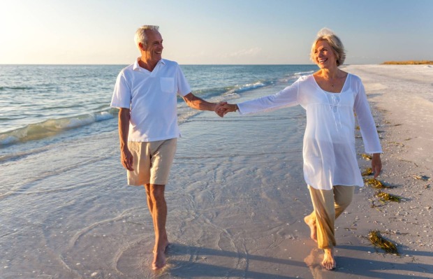 Reiferes Liebespaar beim Strandspaziergang | Credit: iStock.com/dmbaker