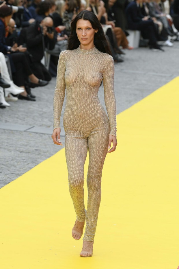 Bella Hadid am Laufsteg von Stella McCartney