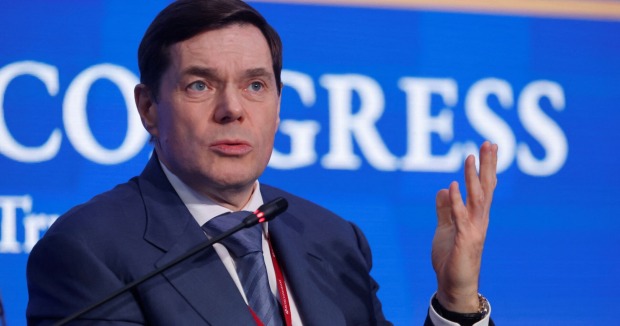 Porträt bei Rede vor Mikrofon