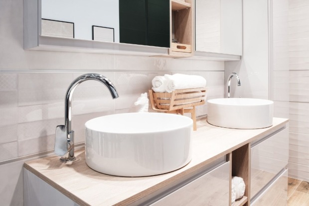 Badezimmer Unter- und Oberschrank | Credit: iStock.com/Matveev_Aleksandr