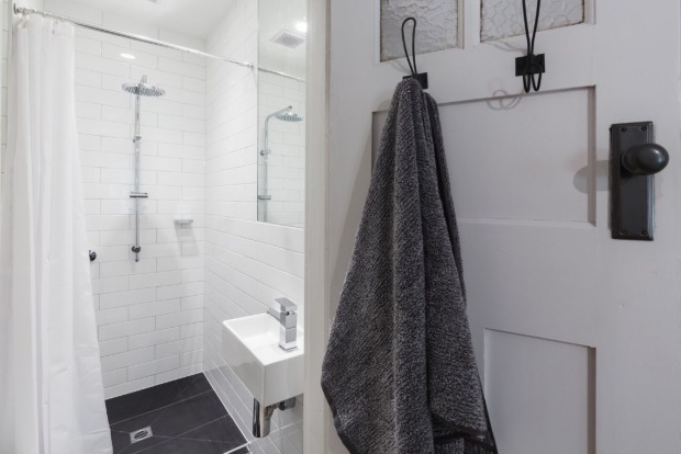 Badetuch hängt an einem Haken an der Tür | Credit: iStock.com/jodiejohnson