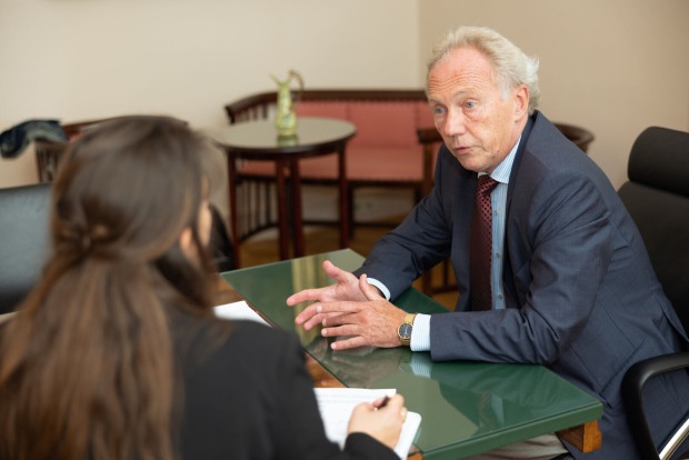 Redakteurin Stefanie Hermann und Dr. Michael Brunner beim Gespräch in der Kanzlei des Juristen