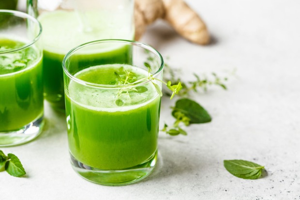 Apfel-Smoothie in grüner Farbe im Glas