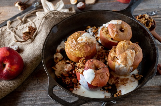 Bratäpfel in der Pfanne mit Joghurt