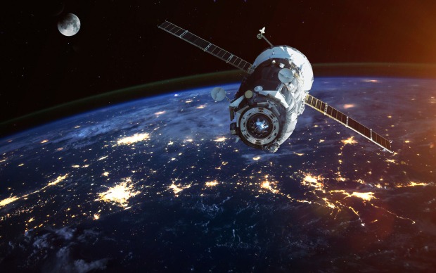 Ein Satellit, der im Weltall um die Erde kreist.