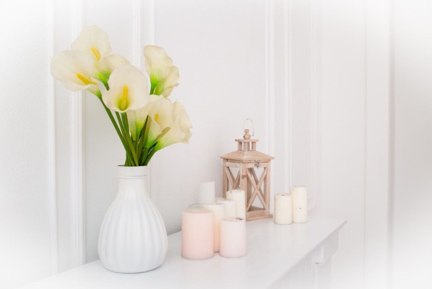 Vase und Kerzen stehen auf einem Tisch | Credit: iStock.com/Ivan Nakonechnyy