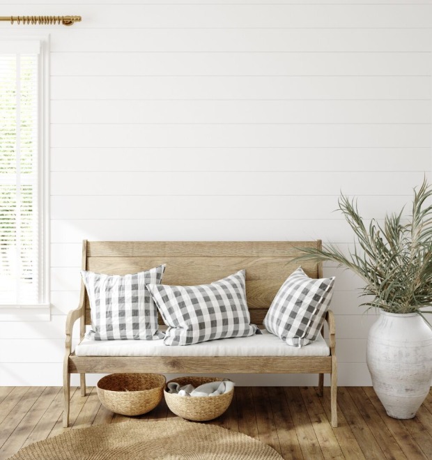 Holzbank mit Kissen steht im Flur | Credit: iStock.com/Artjafara
