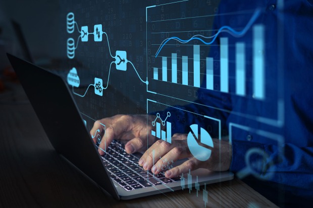 Mann tippt auf der Tastatur eines Notebooks | Credit: iStock.com/NicoElNino
