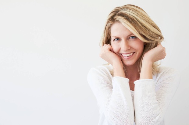 Attraktive blonde Frau in den fortgeschrittenen 30ern | Credit: iStock.com/SanneBerg