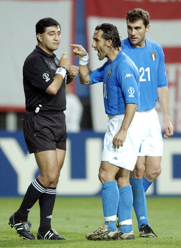 Angelo Di Livio beschwert sich über die Rote Karte gegen Totti. | Credit: AMY SANCETTA / AP / picturedesk.com