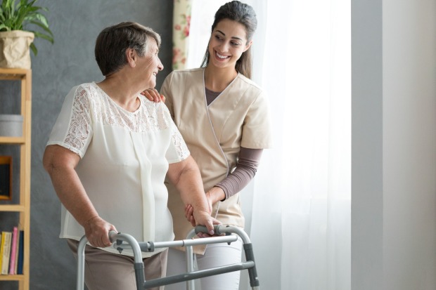 Senioren mit ihrer Betreuung | Credit: iStock.com/KatarzynaBialasiewicz