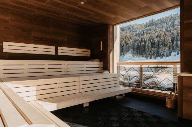 Die Sauna von innen mit Blick auf die Schneelandschaft