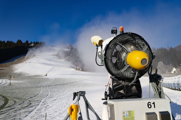 Grüne Piste wird mit Schneekanone beschneit. | Credit: www.neumayr.cc