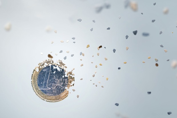 Eine Euro-Münze, die sich aufzulösen beginnt | Credit: iStock.com/photoschmidt