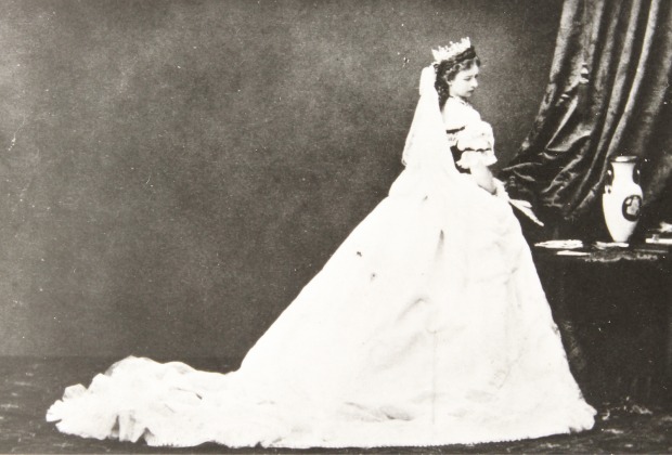 Schwarz-weiß-Fotografie von Kaiserin "Sissi" in weißem Kleid. | Credit: Copyright: Sammlung Hubmann / brandstaetter images / picturedesk.com