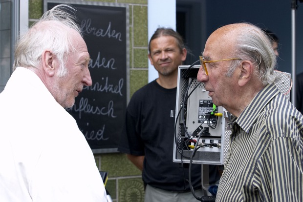 Karl Merkatz, der am Set des Spielfilms "Der Bockerer" mit Regisseur Franz Antel spricht