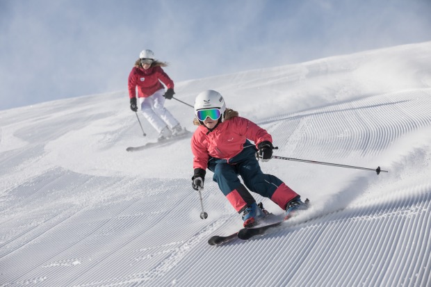 Mutter und Tochter flitzen über Salzburger Skipiste. | Credit: SalzburgerLand Tourismus
