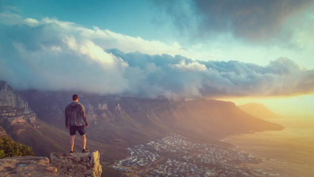 Mann auf Berg in Südafrika | Credit: