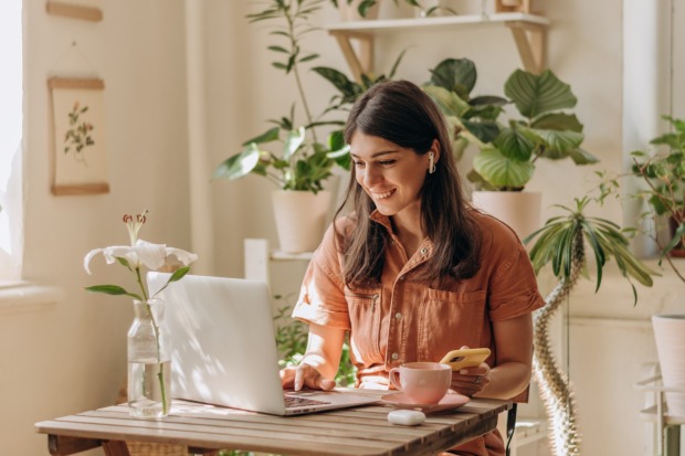 Frau sitzt vor ihrem Notebook und arbeitet | Credit: iStock.com/Tatiana Buzmakova