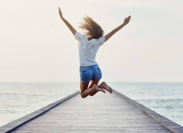 Frau springt glücklich in die Luft | Credit: iStock.com/Viktor_Gladkov