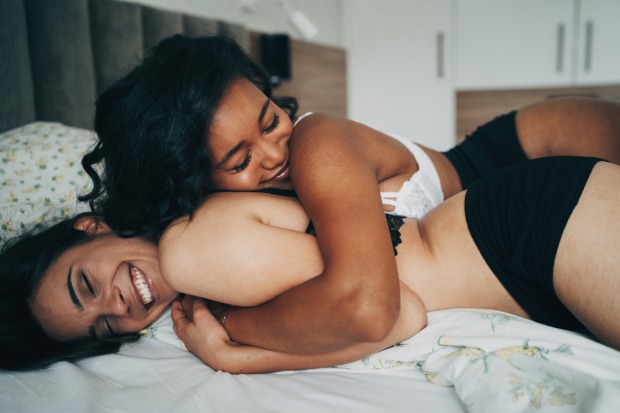 Zwei Frauen, die miteinander kuscheln