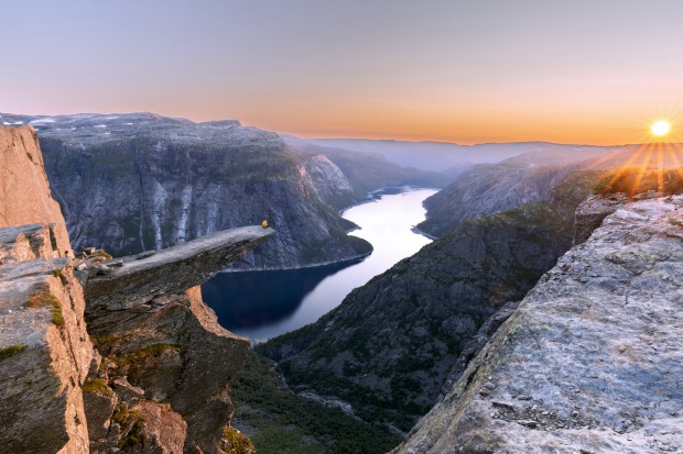 Spektakulärer Felsvorsprung in Norwegen. | Credit: iStock.com/minoandriani
