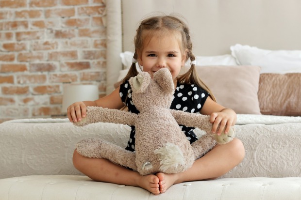 Ein kleines Mädchen spielt mit ihrem Soffhasen | Credit: iStock.com/Maria Symchych-Navrotska