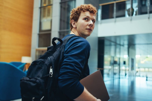 Jugendlicher auf dem Weg zur Schule | Credit: iStock.com/jacoblund