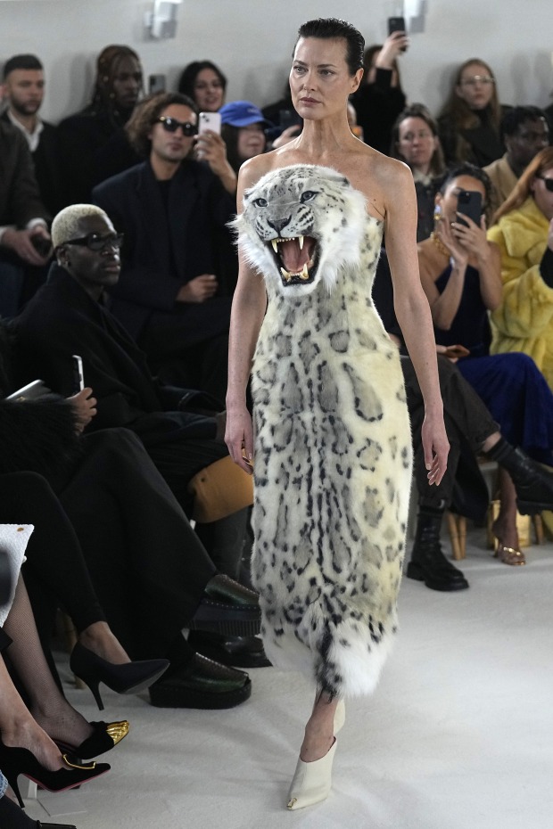 Ein Model in einem Schneeleopardenkleid