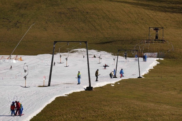 Schlepplift, wenig Schnee | Credit: Matthias Schrader / AP / picturedesk.com