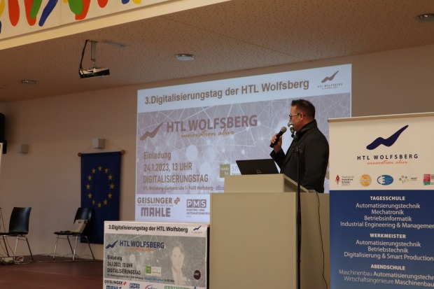 Begrüßung durch Moderator Markus Liebhard