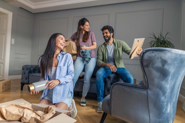 Drei Freunde sitzen zusammen und misten aus | Credit: iStock.com/Jelena Danilovic